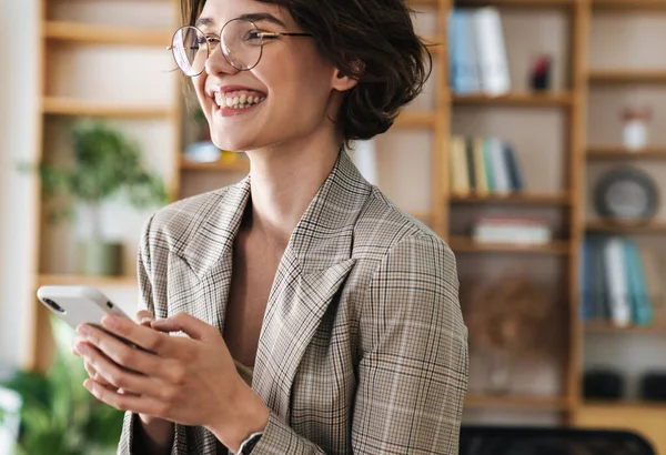 Belle Jeune Femme Affaires Souriante Debout Dans Bureau Utilisant Téléphone — Photo