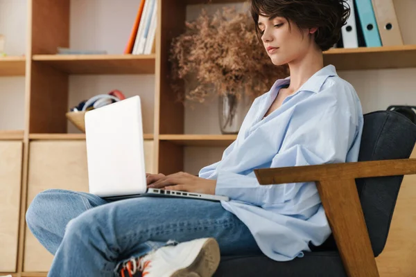 Sebevědomá Mladá Atraktivní Žena Podnikatel Sedí Židli Kanceláři Pracuje Notebooku — Stock fotografie