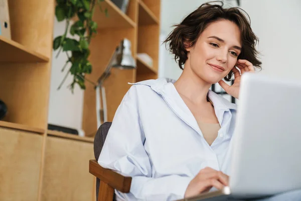 Confiante Sorrindo Jovem Atraente Mulher Empresária Sentada Cadeira Escritório Trabalhando — Fotografia de Stock