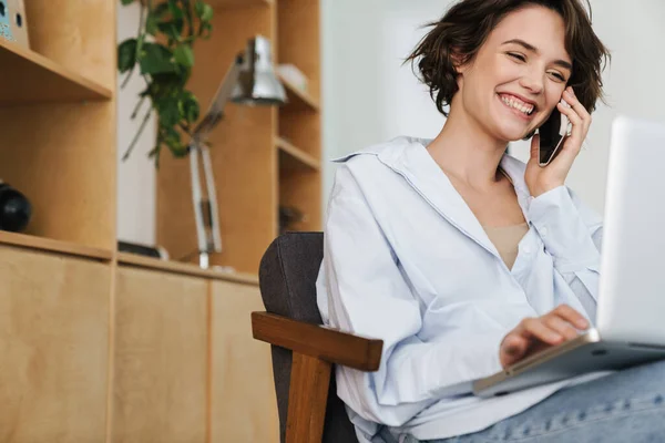 Confiante Sorrindo Jovem Atraente Mulher Empresária Sentada Cadeira Escritório Trabalhando — Fotografia de Stock