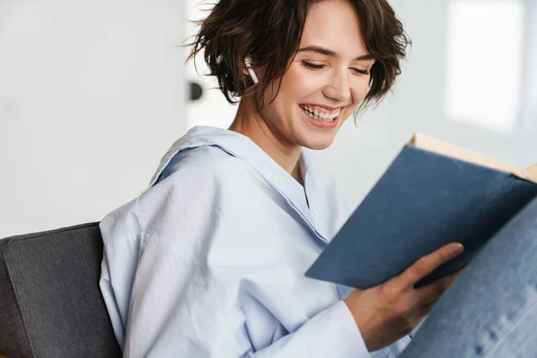 Lächelnde Junge Unternehmerin Liest Buch Während Sie Büro Sitzt — Stockfoto