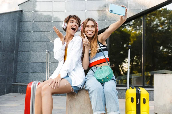 Foto Due Belle Donne Turistiche Che Mostrano Segno Della Pace — Foto Stock