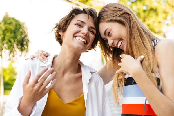 Foto Dos Mujeres Caucásicas Regocijándose Riendo Mientras Caminan Parque Verde —  Fotos de Stock