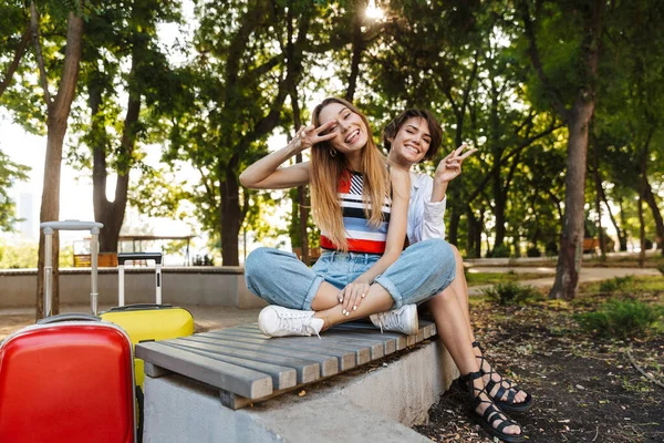 Foto Due Deliziose Donne Turistiche Che Mostrano Segno Della Pace — Foto Stock