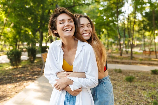 Photo Two Lovely Women Hugging Together Laughing While Walking Green — Stock Photo, Image