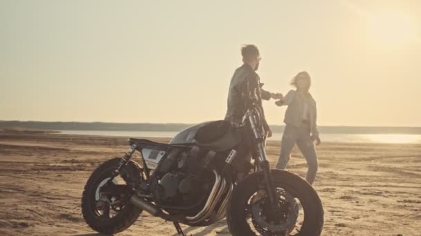 Jeune Couple Amoureux Promène Sur Plage Moto — Video