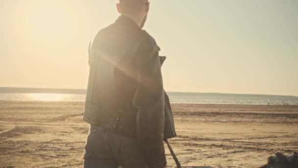 Приваблива Молода Пара Чоловік Закохана Жінка Ходять Пляжі Під Час — стокове відео