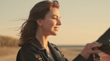 Çekici gülümseyen bir adamın yakın çekim görüntüsü motosiklet sürmeden önce kask takmaktır.