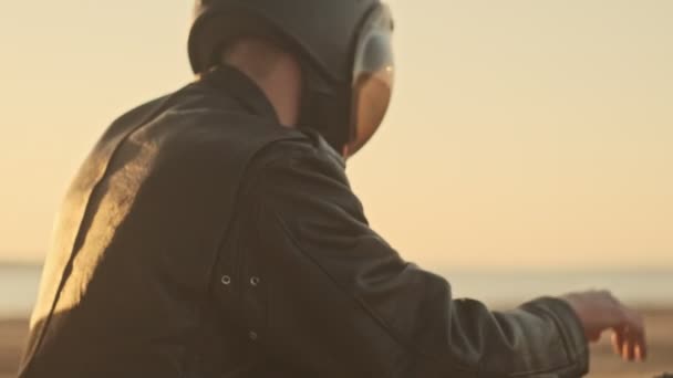 Vacker Ung Par Man Och Kvinna Rider Motorcykel Tillsammans Stranden — Stockvideo