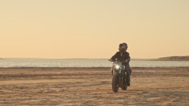 Atraente Jovem Casal Feliz Homem Mulher Estão Andando Moto Juntos — Vídeo de Stock