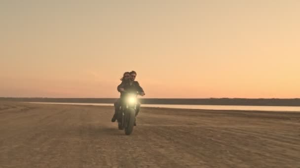 Jovem Elegante Casal Homem Mulher Estão Andando Moto Juntos Praia — Vídeo de Stock