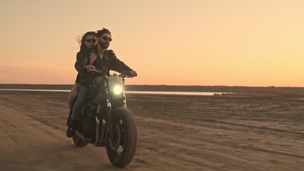 Jovem Casal Atraente Feliz Homem Mulher Usando Óculos Sol Estão — Vídeo de Stock