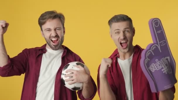 Deux Fans Football Émotionnel Crient Avec Des Trucs Football Debout — Video