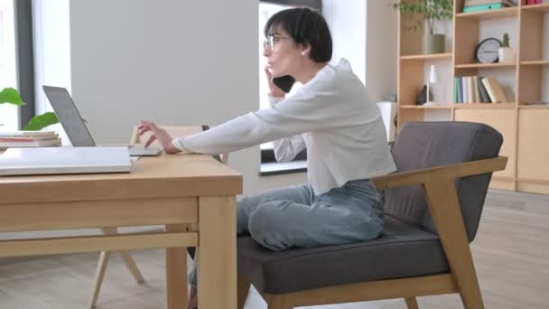 Charmig Ung Affärskvinna Pratar Telefon Sitter Det Moderna Kontoret — Stockvideo