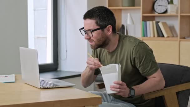 Jovem Animado Está Assistindo Algo Interessante Seu Laptop Enquanto Senta — Vídeo de Stock