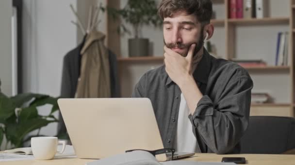 Günlük Kıyafetlerle Düşünen Genç Bir Dijital Sanatçı Ofiste Dizüstü Bilgisayarıyla — Stok video