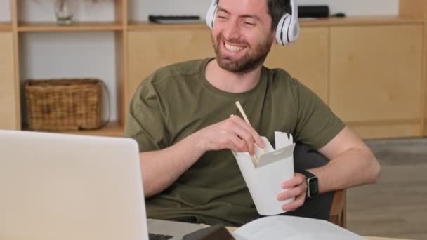 Śmiejący Się Młody Człowiek Ogląda Coś Zabawnego Swoim Laptopie Podczas — Wideo stockowe
