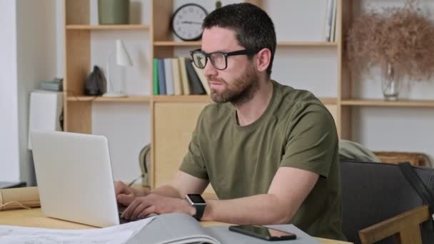 Joven Empresario Concentrado Con Gafas Está Trabajando Oficina — Vídeos de Stock