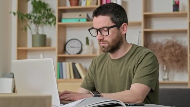 Joven Empresario Serio Tranquilo Con Gafas Está Trabajando Con Portátil — Vídeos de Stock