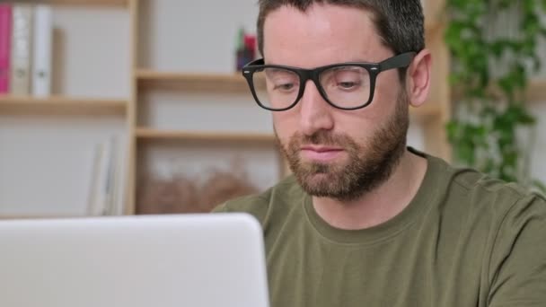 Närbild Stilig Ung Affärsman Glasögon Arbetar Med Sin Bärbara Dator — Stockvideo