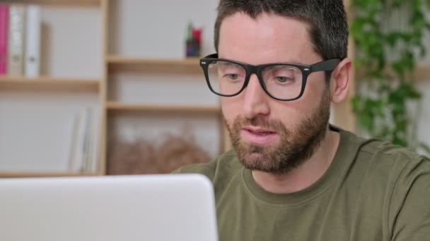 Närbild Seriös Fokuserad Ung Affärsman Glasögon Arbetar Med Sin Bärbara — Stockvideo