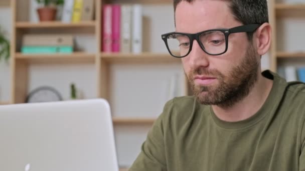 Uma Visão Perto Jovem Empresário Atraente Usando Óculos Está Trabalhando — Vídeo de Stock