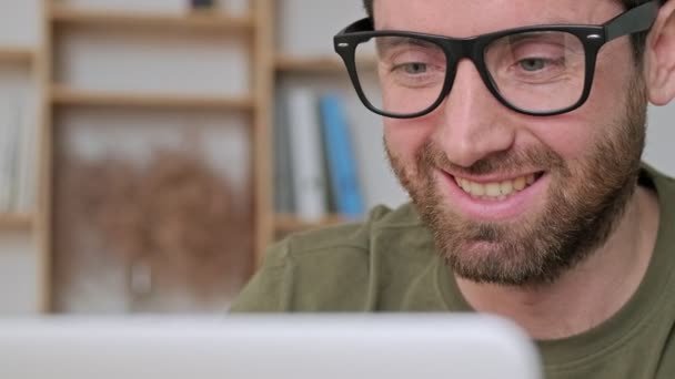 Widok Bliska Pozytywnego Uśmiechniętego Młodego Biznesmena Okularach Pracuje Laptopem Siedzącym — Wideo stockowe