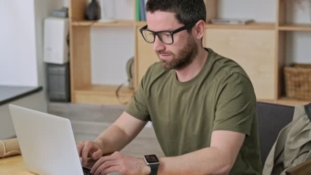 Bel Giovane Uomo Affari Calmo Con Gli Occhiali Sta Lavorando — Video Stock