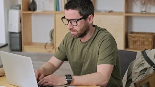 Jeune Homme Affaires Sérieux Portant Des Lunettes Travaille Dur Avec — Video