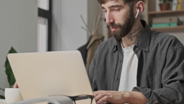 Poważny Młody Artysta Cyfrowy Luźnych Ubraniach Pracuje Swoim Laptopem Biurze — Wideo stockowe