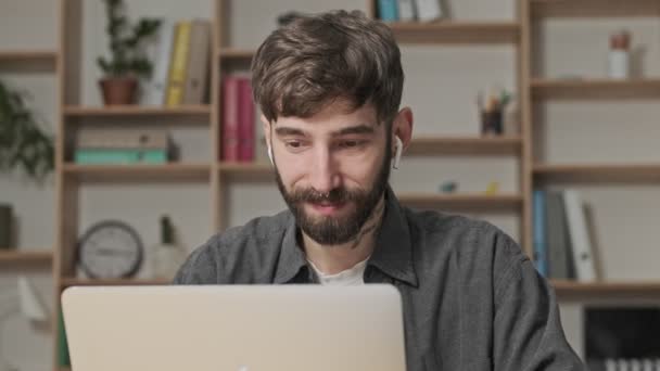 Joven Artista Digital Guapo Auriculares Con Ropa Casual Está Mirando — Vídeos de Stock