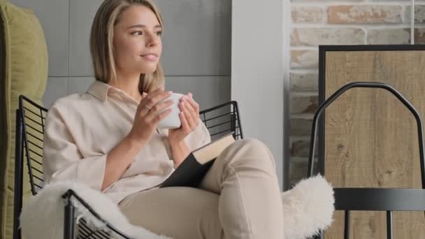 Nachdenklich Lächelnde Attraktive Blonde Frau Die Tee Trinkt Und Wegschaut — Stockvideo