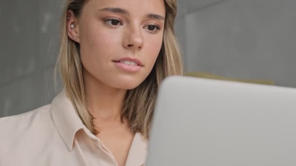 Mulher Loira Atraente Agradável Usando Computador Portátil Enquanto Sentado Cadeira — Vídeo de Stock