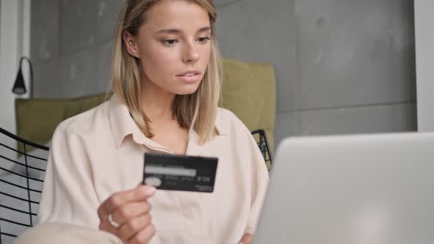 Спокійна Приваблива Блондинка Платить Рахунки Кредитною Карткою Ноутбуці Стає Щасливою — стокове відео