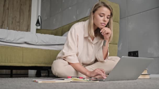 Concentrato Attraente Donna Bionda Utilizzando Computer Portatile Mentre Seduto Sul — Video Stock