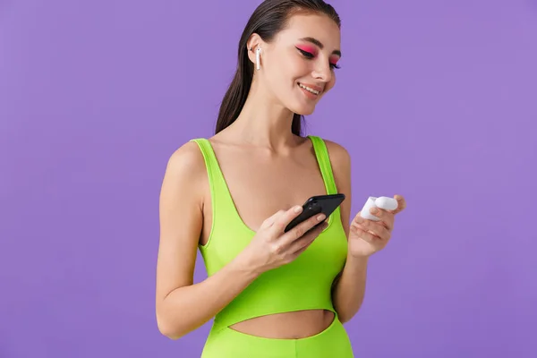 Foto Mulher Sorridente Bonito Com Maquiagem Brilhante Usando Smartphone Fones — Fotografia de Stock