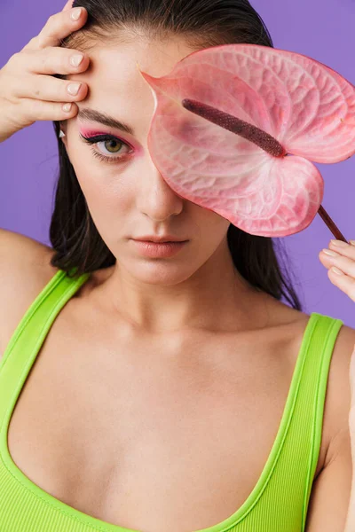 Foto Closeup Mulher Sedutora Caucasiana Com Maquiagem Brilhante Segurando Flor — Fotografia de Stock