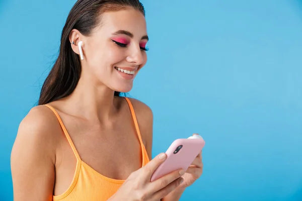 Foto Close Morena Sorrindo Mulher Usando Celular Fones Ouvido Isolados — Fotografia de Stock