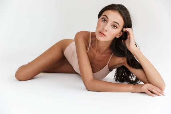 Mooie Jonge Sensuele Vrouw Dragen Bodysuit Liggend Een Vloer Geïsoleerd — Stockfoto