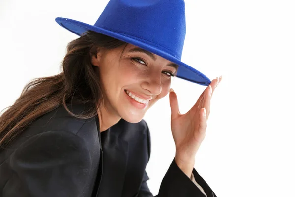 一个美丽而快乐的 乐观的 戴着蓝色帽子的快乐女人在白墙的背景上显得孤立无援的形象 — 图库照片
