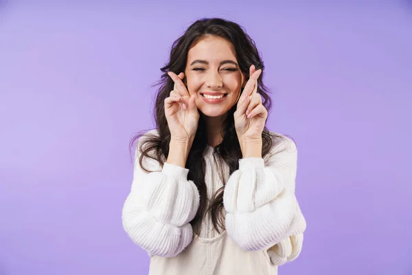 Imagem Alegre Jovem Morena Posando Isolado Sobre Fundo Parede Roxo — Fotografia de Stock