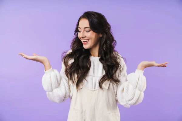 Foto Van Gelukkig Optimistisch Jong Brunette Vrouw Poseren Geïsoleerd Paarse — Stockfoto