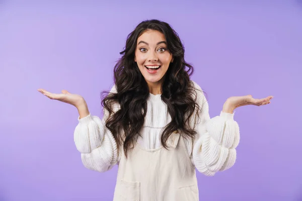 Foto Jovem Morena Surpreso Posando Isolado Sobre Fundo Parede Roxo — Fotografia de Stock