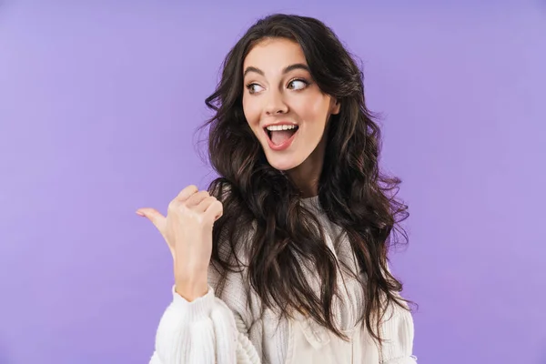 Foto Van Vrolijke Emotionele Jonge Brunette Vrouw Poseren Geïsoleerd Paarse — Stockfoto