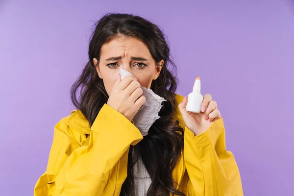 Foto Mujer Enferma Estornuda Aislada Sobre Fondo Pared Púrpura Sosteniendo — Foto de Stock