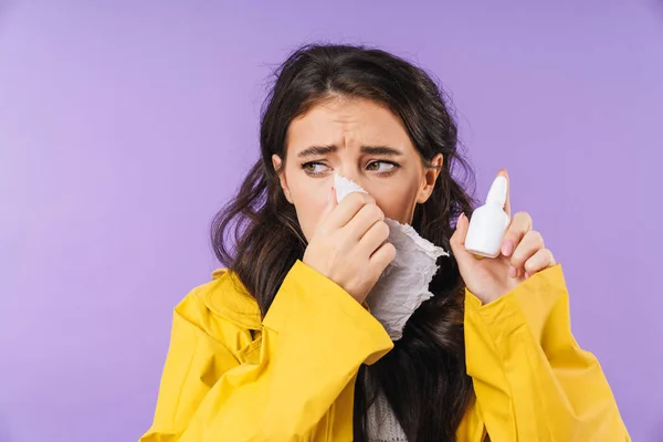 Immagine Una Donna Malata Isolata Sfondo Viola Con Tovagliolo Spray — Foto Stock