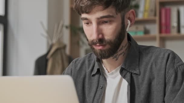 Detailní Záběr Atraktivního Mladého Digitálního Umělce Začne Mluvit Telefonu Poté — Stock video