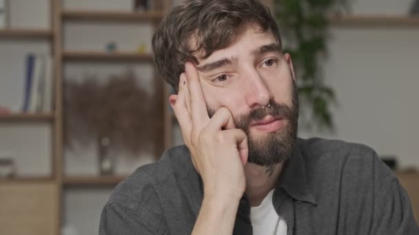 Una Vista Cerca Joven Hipster Aburrido Está Sentado Oficina — Vídeo de stock