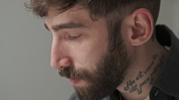 Uma Visão Perto Jovem Calmo Artista Hipster Criador Homem Está — Vídeo de Stock