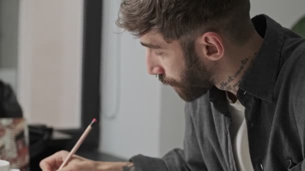 Une Vue Rapprochée Jeune Artiste Créateur Concentré Homme Écrit Quelque — Video